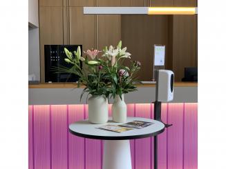 Desinfektionssäule mit berührungslosem Spender Flüssigkeit/Gel 